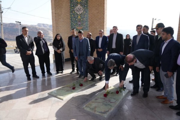 ادای احترام وزیر میراث‌فرهنگی به مقام شامخ شهدای گمنام پلدختر