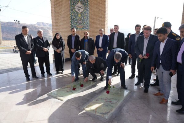 ادای احترام وزیر میراث‌فرهنگی به مقام شامخ شهدای گمنام پلدختر
