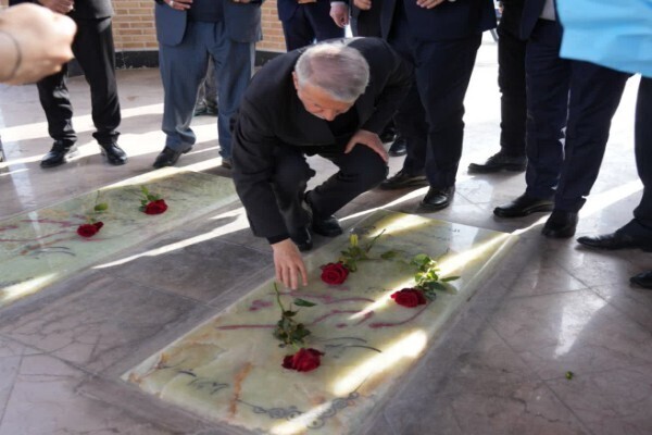 ادای احترام وزیر میراث‌فرهنگی به مقام شامخ شهدای گمنام پلدختر