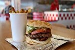 Six restaurants Five Guys en France adoptent le bœuf halal et retirent l’alcool de leur carte