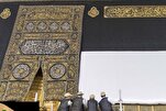 La Kaaba se prépare pour le Hajj : le voile sacré relevé de trois mètres
