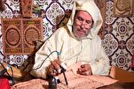 Un Marocain handicapé calligraphie le Coran sur peau de chèvre