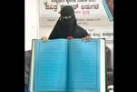 Une Indienne recopie à la main tout le Coran avec un stylo plume