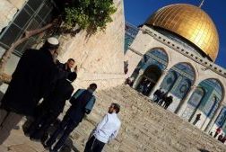 Decine di coloni invadono al-Aqsa