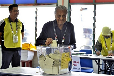 Adakah Mahathir Mohamad akan menamatkan 5 dekad aktiviti politik?