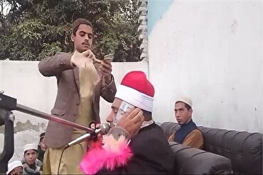 Reaksi qari Mesir terhadap amalan menabur wang semasa tilawah majlis di Pakistan