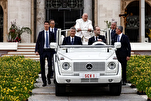 Papa Francis’in özel aracı mobil kliniğe dönüştürüldü