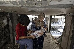 Gazzeli anne, harabeye dönmüş binada bebeğini hayatta tutmaya çalışıyor
