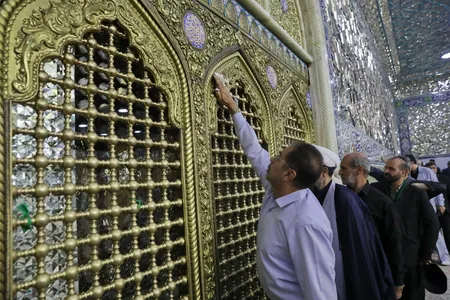 غبارروبی مضجع شریف کریمه اهل بیت با حضور جامعه قرآنی کشور