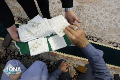 غبارروبی مضجع شریف کریمه اهل بیت توسط جامعه قرآنی کشور